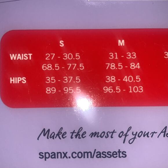 SPANX Assets by Sara Blakely Structured Leggings - Denim Look Crop. Ivory. Small - Picture 5 of 10